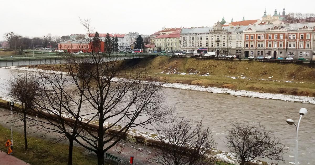 Czy śmieci, które lądują na niekontrolowanym wysypisku odpadów pod Mikołajewem na Ukrainie, przedostają się do Sanu? Jak najszybciej należy to zbadać!<br/>fot.Mariusz Godos