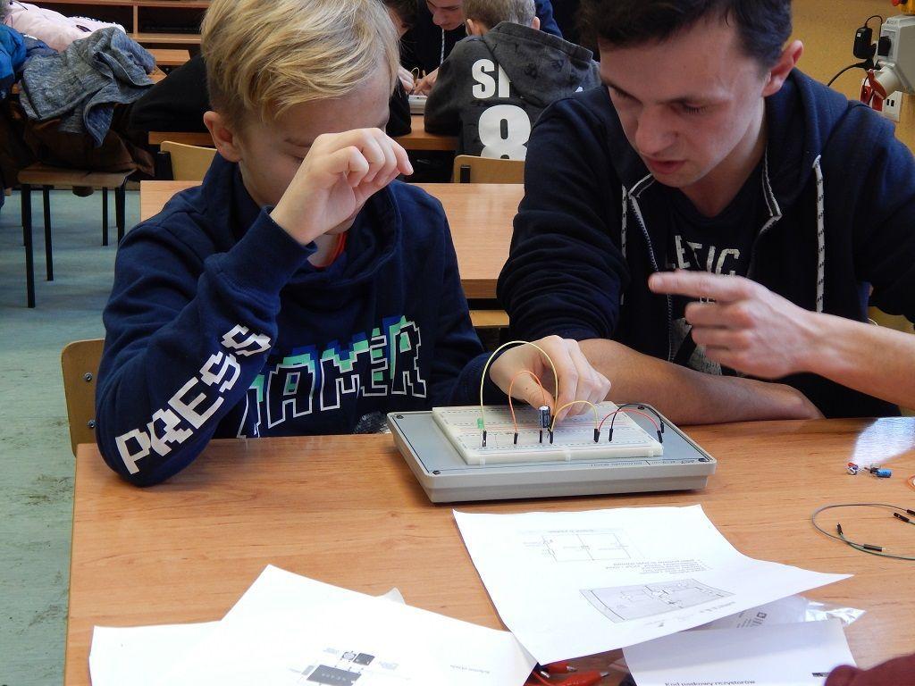 Uczniowie klas podstawowych i gimnazjalnych zapoznają się m.in. z podstawowymi elementami elektronicznymi oraz zasadami działania i wykorzystaniem specjalistycznego układu scalonego.<br/>fot.Starostwo Powiatowe w Jarosławiu