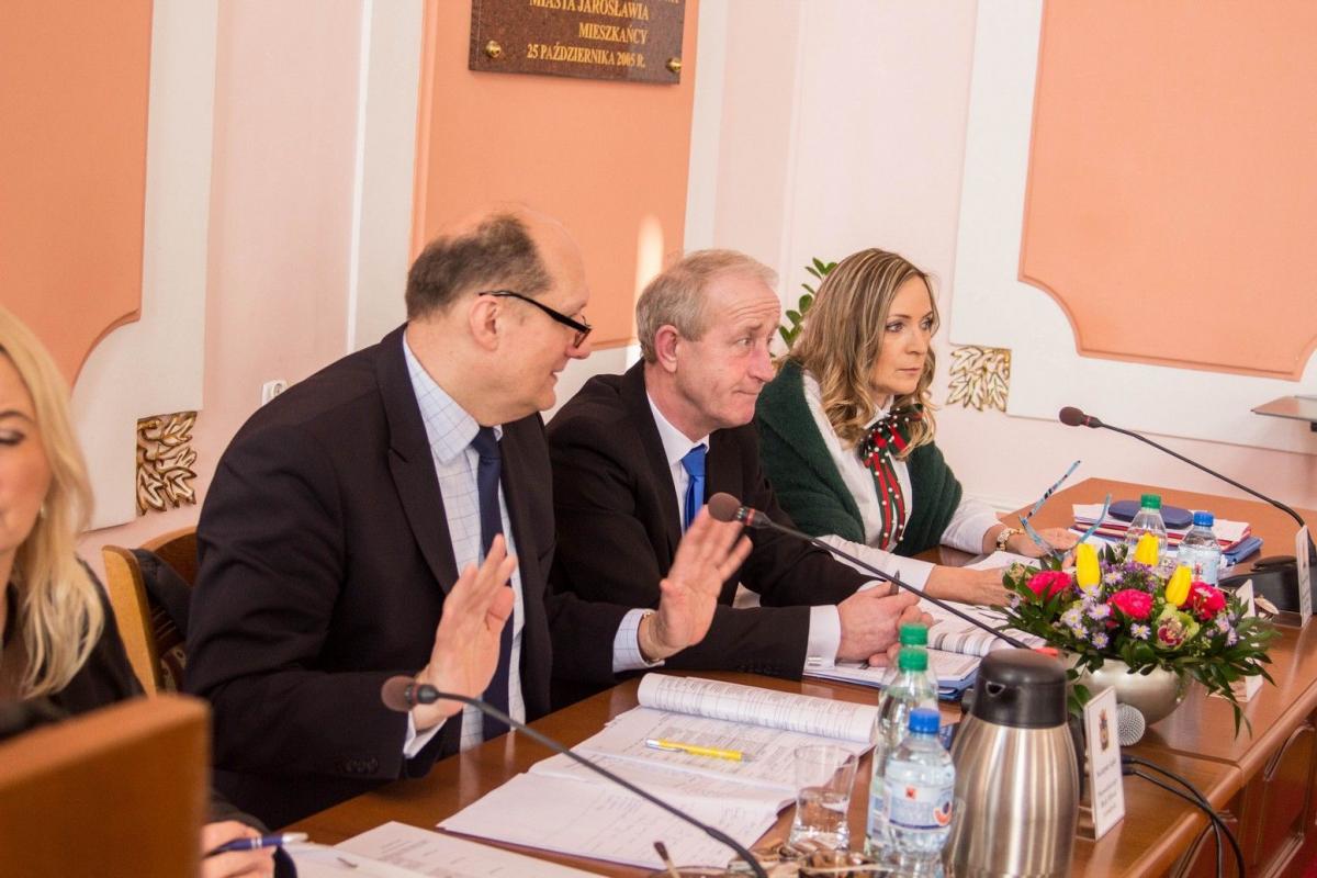 Żaden z radnych frakcji Palucha (na zdjęciu dwóch jej członków) nie zaatakował becikowego otwarcie. Najpopularniejszą formułą, jaką posługiwali się krytycy projektu, był zwrot „becikowe jest dobre i potrzebne, ale...”.<br/>fot.Bartłomiej Pacek