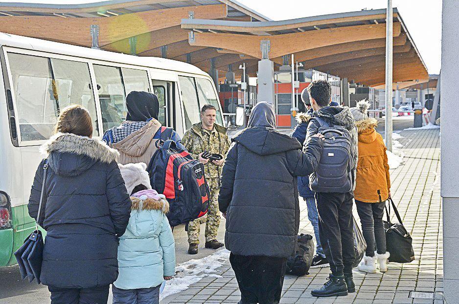 Nielegalni imigranci podczas przekazywania ich stronie ukraińskiej.<br/>fot.serwis BiOSG