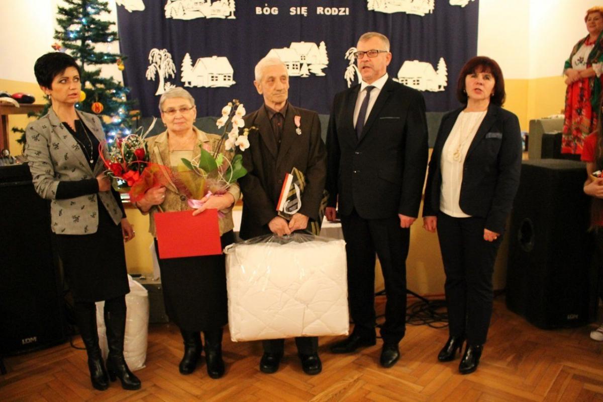 50 lat razem to wielkie osiągnięcie – medal za taki staż w małżeństwie odebrali państwo Sapkowie.<br/>fot.UG Chłopice