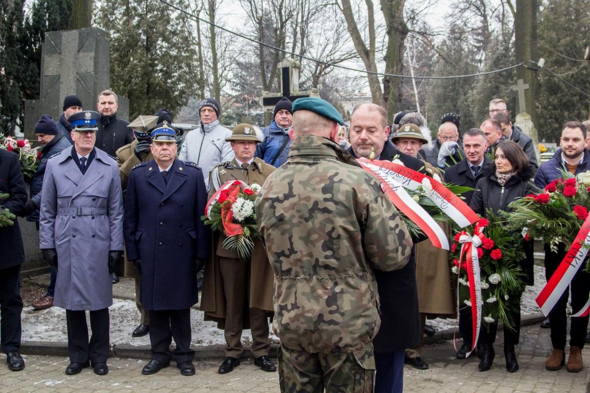 Ważnym punktem wydarzenia było złożenie wieńców.<br/>fot.Bartłomiej Pacek