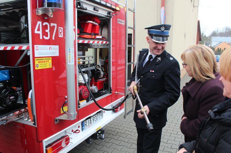 Ważnym punktem spotkania była prezentacja nowego sprzętu.<br/>fot.UG Pawłosiów