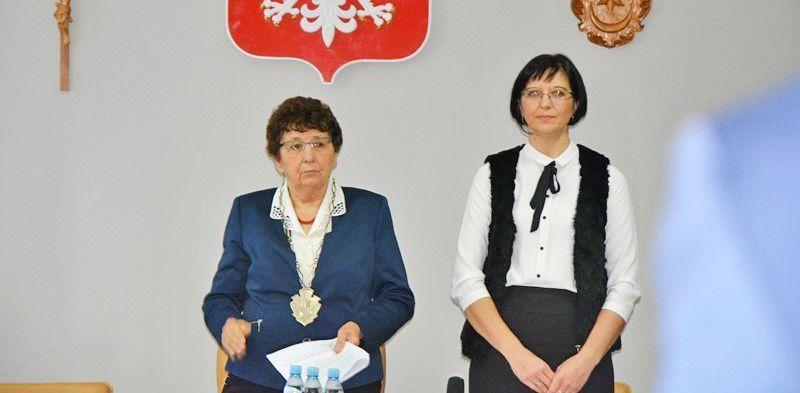 Nowa pani sekretarz (po prawej) przez lata blisko współpracowała z radą gminy.<br/>fot.UG Sieniawa