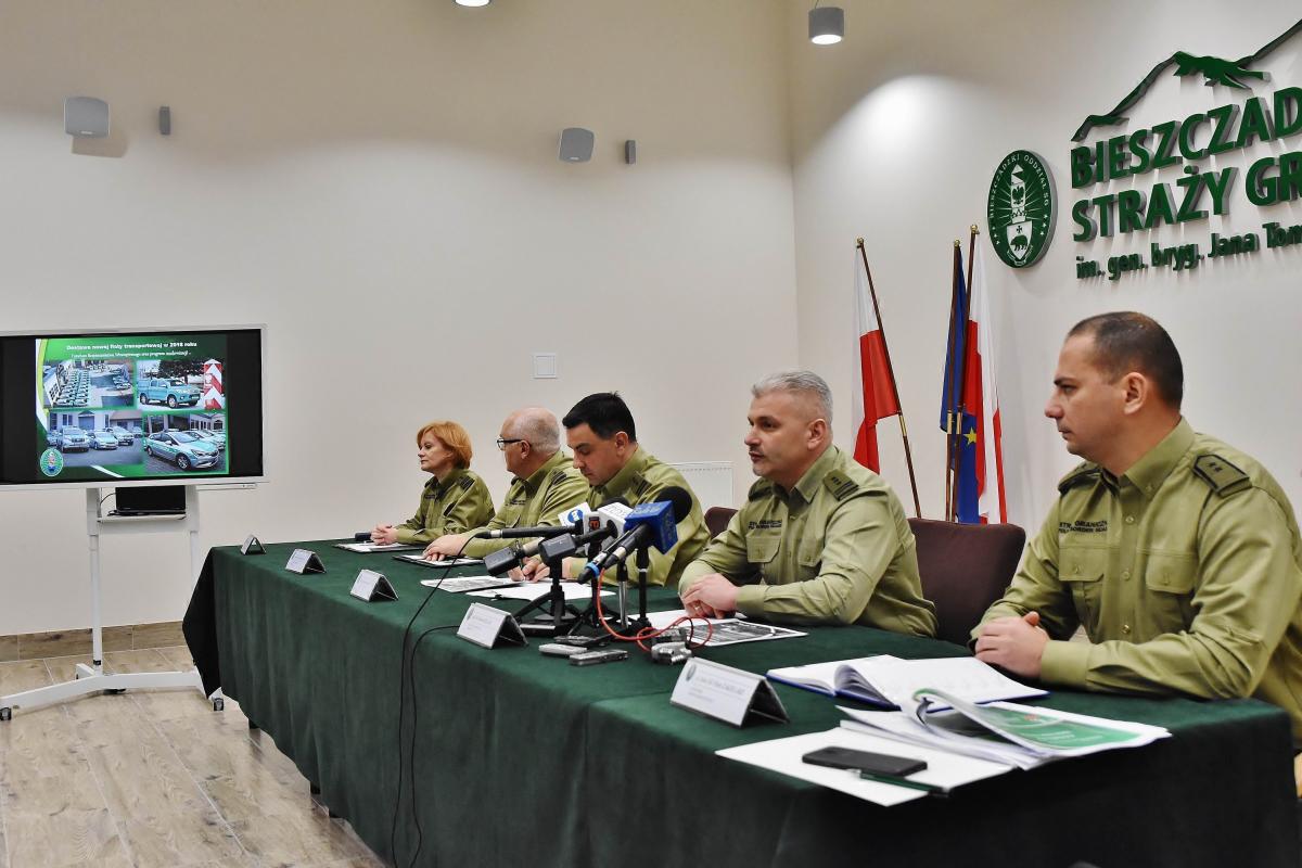 2018 rok podsumowali (od lewej): naczelnik wydziału ds. cudzoziemców BiOSG ppłk Dorota Szlachcic, zastępca komendanta BiOSG ds. granicznych ppłk SG Józef Burchała. Komendant BioSG płk Robert Rogoz, zastępca komendanta BiOSG ds. logistycznych płk SG Robert Kielar i uczestnik misji zagranicznych st. c