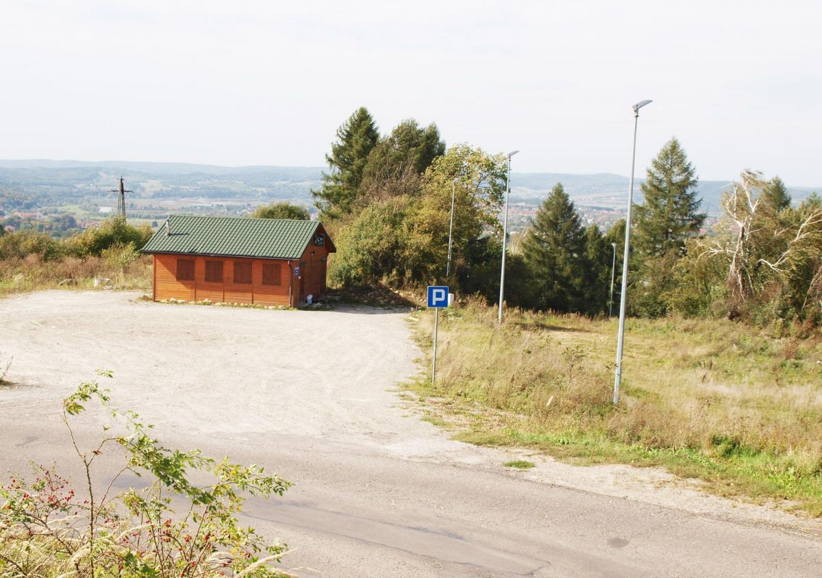 Kiedyś w bezpośrednim sąsiedztwie stoku narciarskiego działał prywatny parking. Było wówczas łatwiej. Od kilkunastu miesięcy jest zamknięty, trudno się więc dziwić, że amatorzy białego szaleństwa parkują gdzie popadnie.<br/>fot.Mariusz Godos