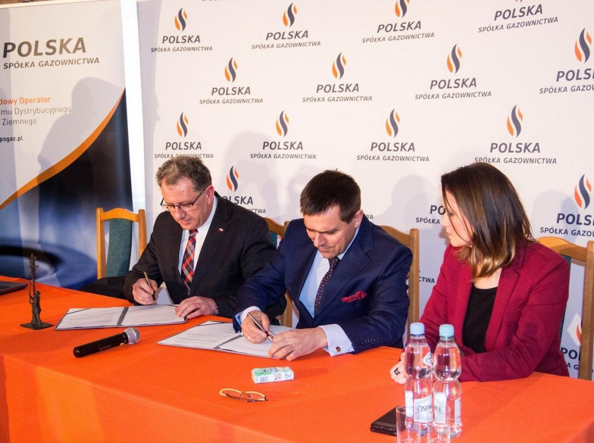 Umowę o partnerstwie w ramach akcji „Przyłącz się, liczy się każdy oddech” parafowali starosta T. Chrzan i prezes PSG M. Żołyniak.<br/>fot.Bartłomiej Pacek