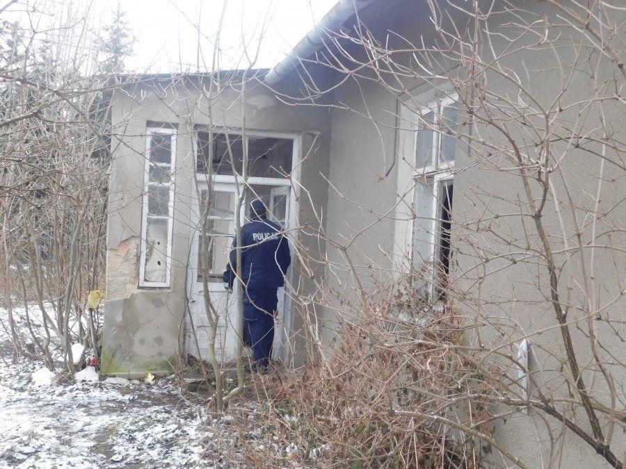 Policjanci regularnie sprawdzają pustostany i inne miejsca, w których mogą przebywać bezdomni narażeni na wychłodzenie.<br/>fot.KPP Przeworsk