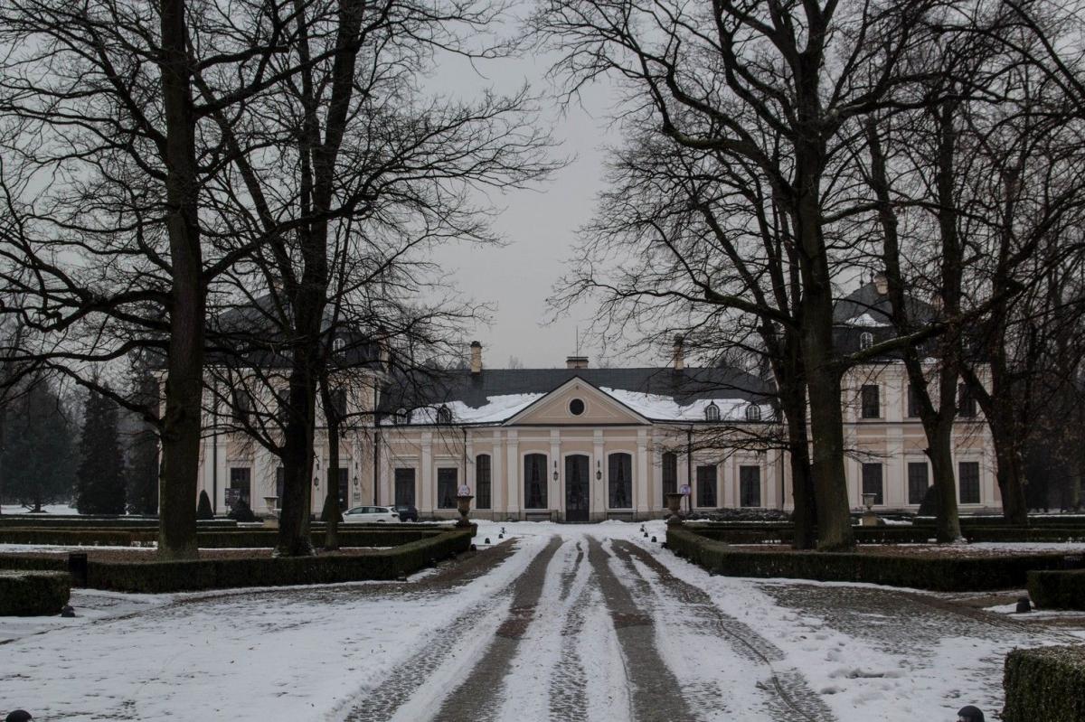 Zespół Parkowo-Pałacowy w Sieniawie musi poczekać na lepsze czasy.<br/>fot.Bartłomiej Pacek