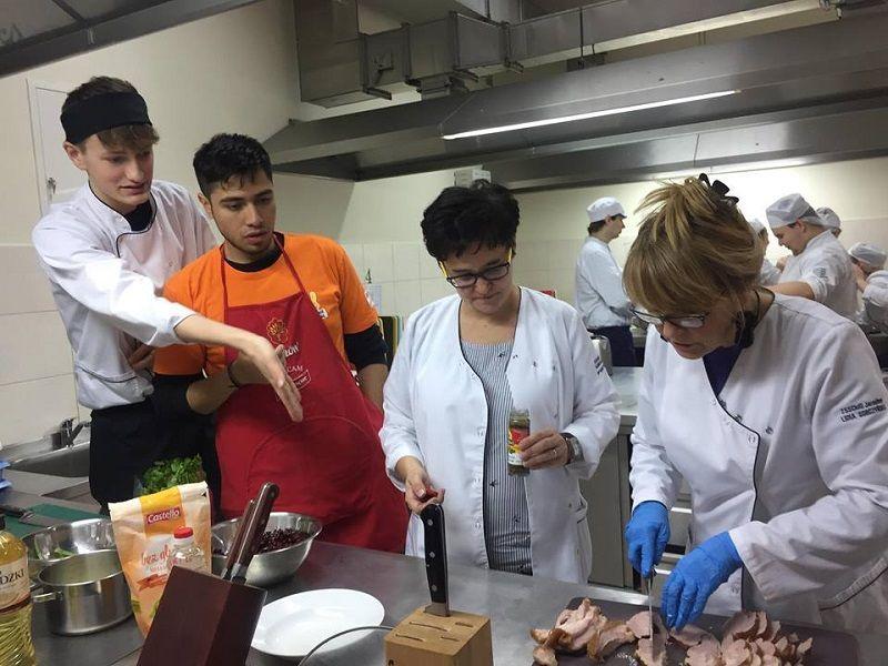 Wolontariusze uczestniczyli w zajęciach praktycznych w pracowniach gastronomicznych, prowadzonych z uczniami klas drugich i trzecich przez nauczycielki Agnieszkę Siwoń i Lidię Sobczyńską.<br/>fot.ze zbiorów szkoły