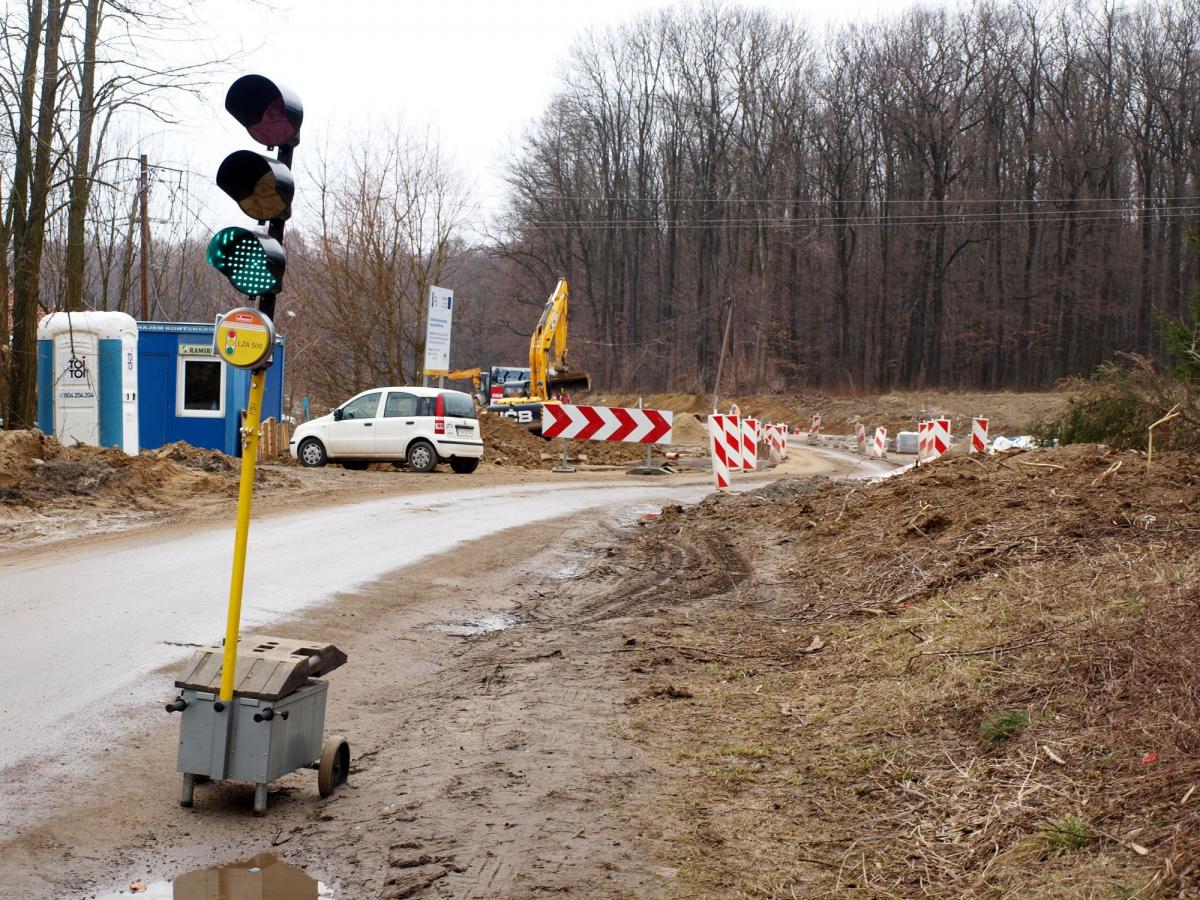 Remont ulicy Wysockiego w Przemyślu nie sprawi, że mieszkańcy przyległych uliczek mogą liczyć na doprowadzenie sieci gazowej i wodociągowej. Te sprawy muszą sami załatwić w Gazowni Przemyśl i PWiK-u sp. z o.o.<br/>fot.Mariusz Godos
