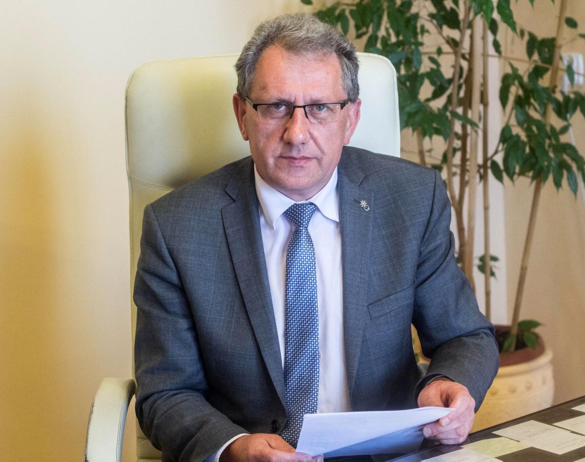 Starosta jarosławski Tadeusz Chrzan jest dumny z przyznanej nagrody. To zasługa wielu pracowników jarosławskiego starostwa powiatowego.<br/>fot.Bartłomiej Pacek
