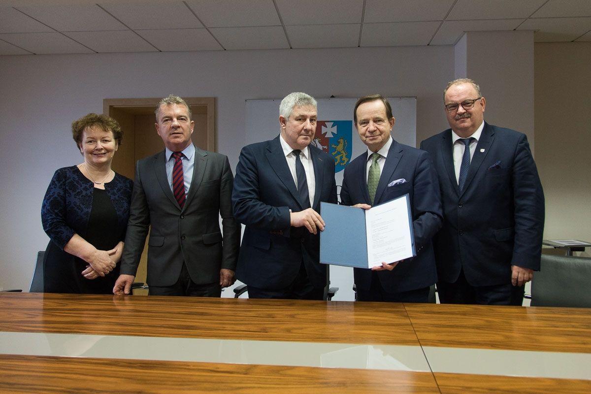 Podpisanie umowy gwarantującej ciągłość finansowania scaleń.<br/>fot.Starostwo Powiatowe Przeworsk