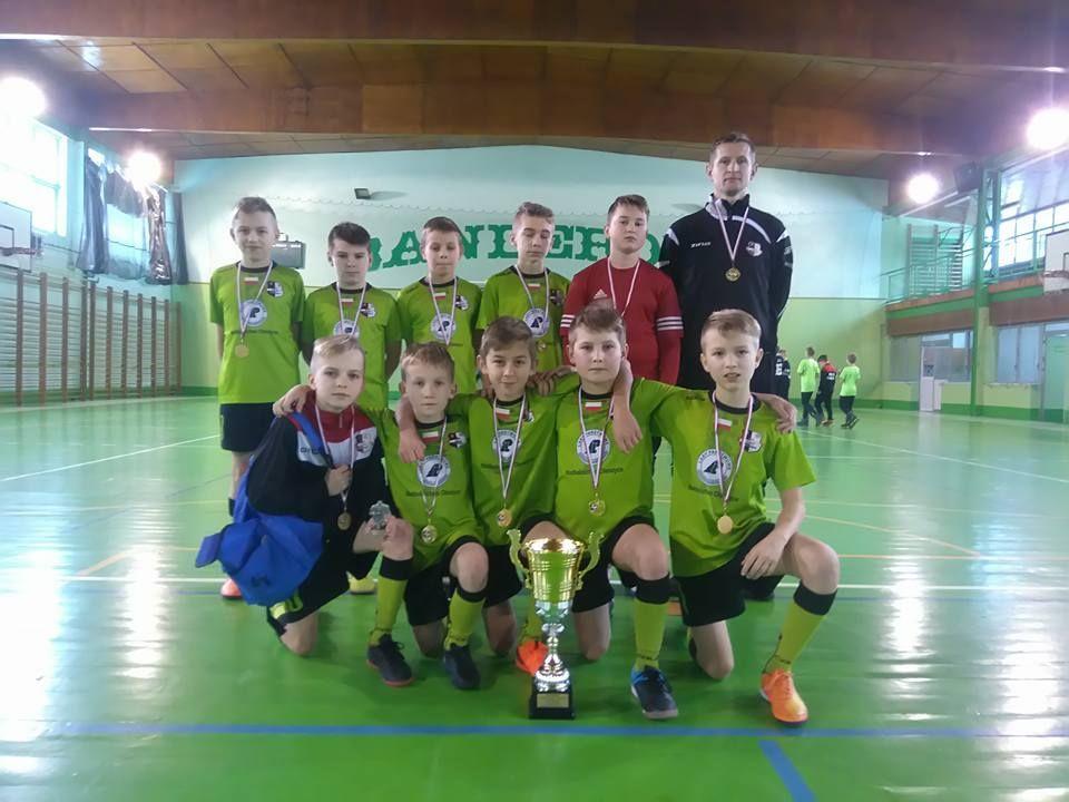 Ze złotymi medalami na szyi młodzi piłkarze Czarnych Oleszyce (rocznik 2007) i ich dotychczasowy trener Łukasz Pracało. <br/>fot.archiwum klubu