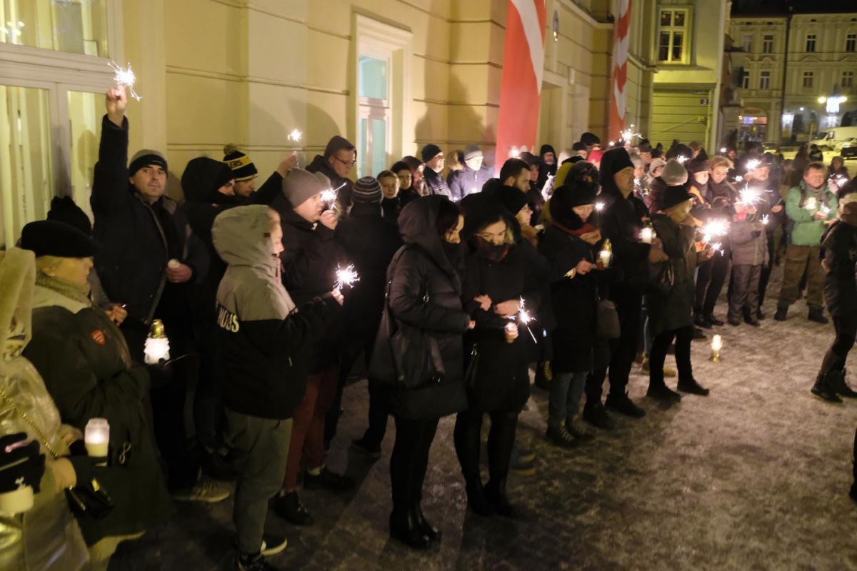 Kilka minut po dwudziestej zapłonęły znicze i sztuczne ognie.<br/>fot.Jacek Szwic