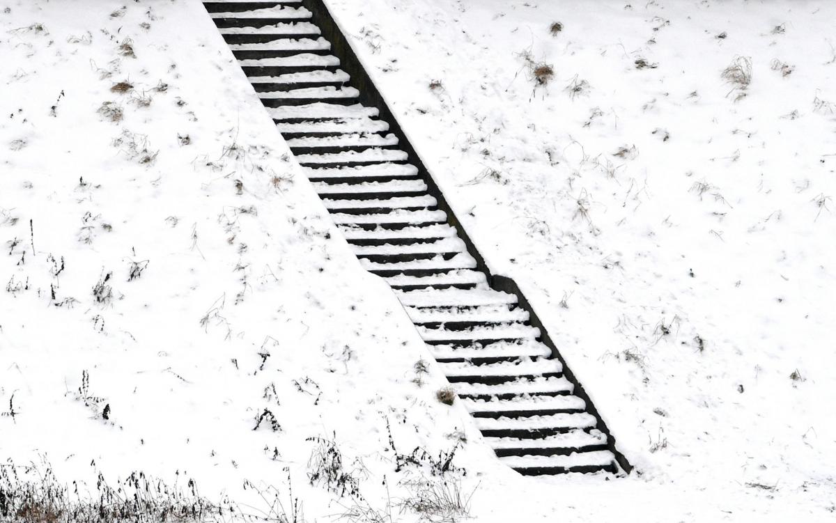 Odśnieżenie schodów prowadzących nad brzeg Sanu nie jest wielkim wyzwaniem. Przez kilka dni jednak tylko ktoś wyjątkowo odważny gotów byłby nimi zejść.<br/>fot.zbiory własne