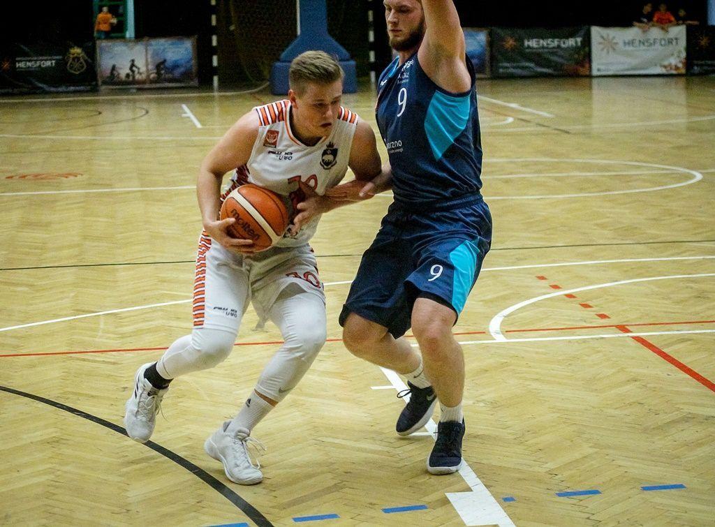 Paweł Strzępek (z piłką) rozegrał w Sosnowcu znakomite zawody.<br/>fot.Kamil Krukiewicz