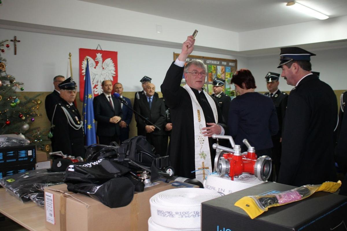 Poświęcenia urządzeń dokonał ks. Jacek Książek.<br/>fot.Monika Maj-Lichończak
