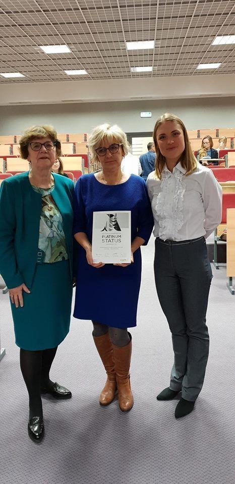 Dr n. med. Anna Kozak–Sykała, kierownik oddziału neurologicznego i udarowego SP ZOZ w Przeworsku (w środku), odbiera certyfikat.<br/>fot.Starostwo Powiatowe Przeworsk
