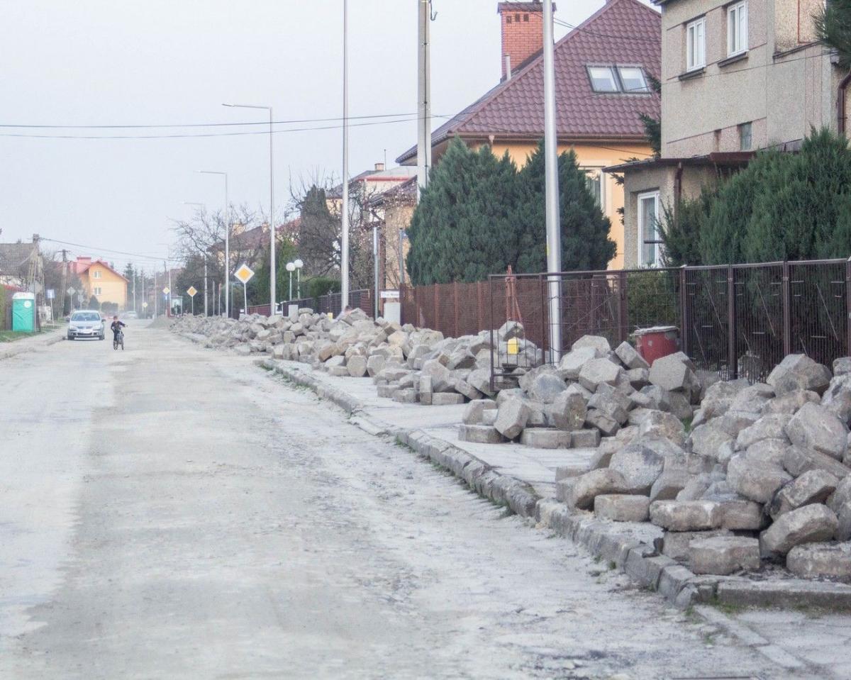 Na osiedlu Jana Pawła działo się ostatnio sporo. Po montażu nowego oświetlenia i kanalizacji niewykluczone,  że być może w najbliższym czasie nastąpi tu remont wodociągu, a kocie łby zastąpi asfalt.   <br/>fot.Bartłomiej Pacek