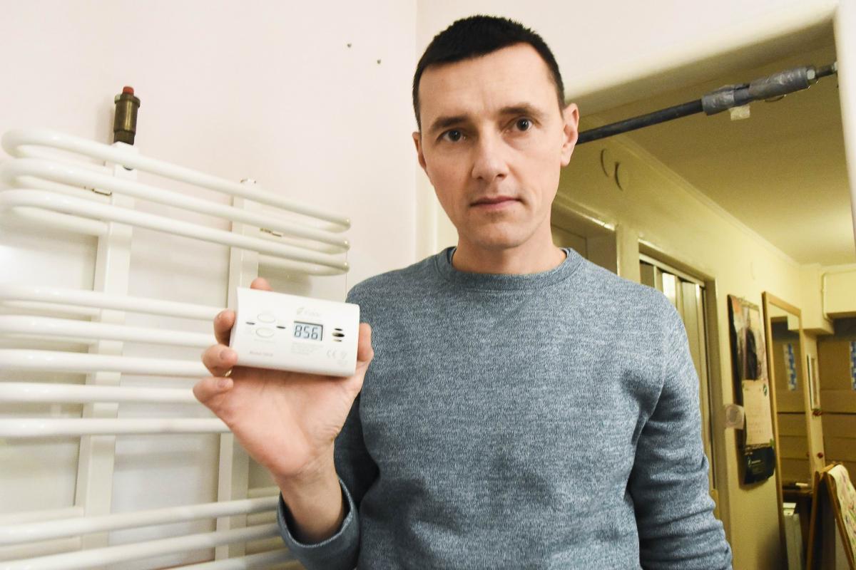 Najwyższe stężenie tlenku węgla, jakie wskazał czujnik, wyniosło 856 jednostek ppm – pokazuje pan Wojciech. <br/>fot.Paweł Bugira