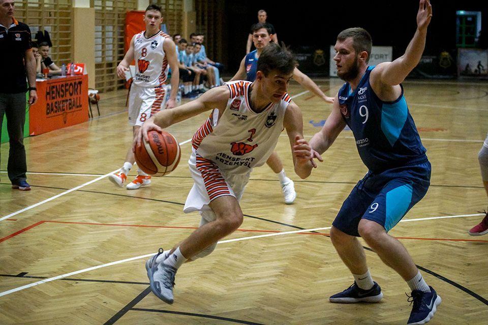 Kacper Walciszewski (z piłką) rozegrał znakomite zawody przeciwko ekipie z Dobrodzienia.<br/>fot.Kamil Krukiewicz