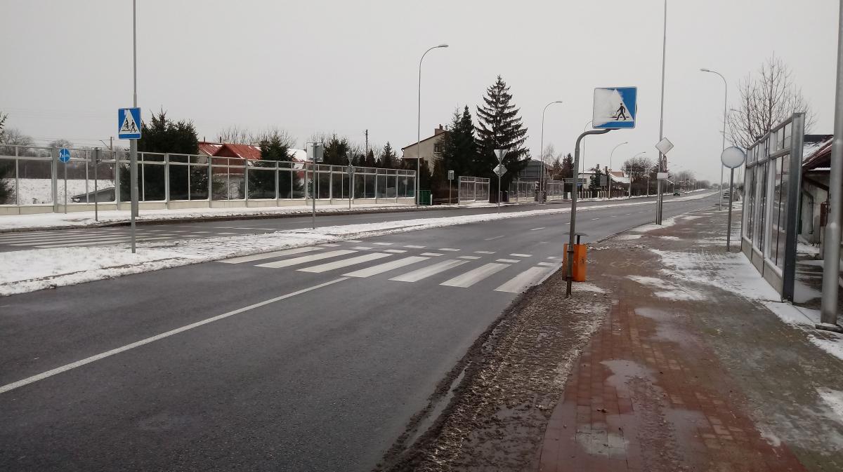 Po zakończonym remoncie barierki na tym odcinku dwupasmowej ulicy Lwowskiej w dalszym ciągu stał znak informujący o zakazie wyprzedzania. To był absurd.<br/>fot.Mariusz Godos