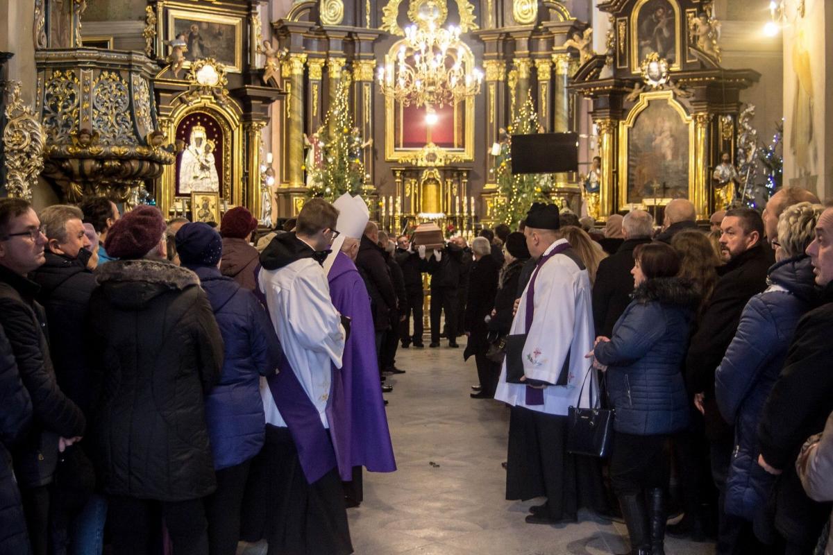 Ks. prałat K. Golenia cieszył, się powszechnym szacunkiem. W trakcie ceremonii pogrzebowej odczytano jego testament, w którym wybaczał i prosił o wybaczenie.<br/>fot.Bartłomiej Pacek