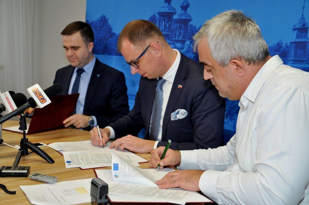 Prezydent Przemyśla Wojciech Bakun (w środku) umowę na zakończenie przebudowy Zielonego Rynku podpisał z właścicielem firmy remontowo-budowlanej „Piotrowski” Pawłem Piotrowskim.<br/>fot.UM Przemyśl