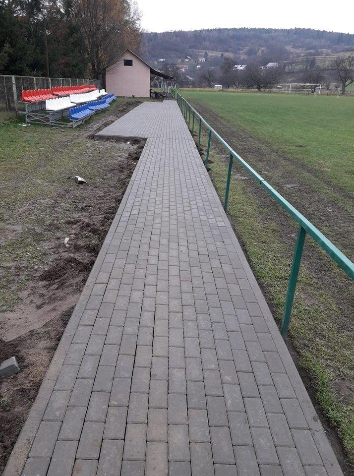 Wszystkie prace poprawiają znacząco estetykę oraz funkcjonalność boiska sportowego w Huwnikach.<br/>fot.ze zbiorów własnych