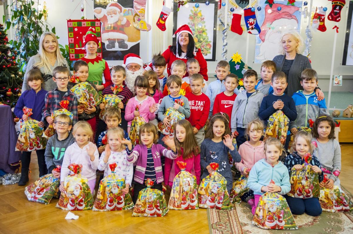 Dzieci z Publicznego Przedszkola Zgromadzenia Sióstr Felicjanek im. bł. Marii Angeli w Przemyślu wraz z nauczycielkami i pracownikami Przemyskiej Biblioteki Publicznej. <br/>fot.Adam Podulka PBP w Przemyślu