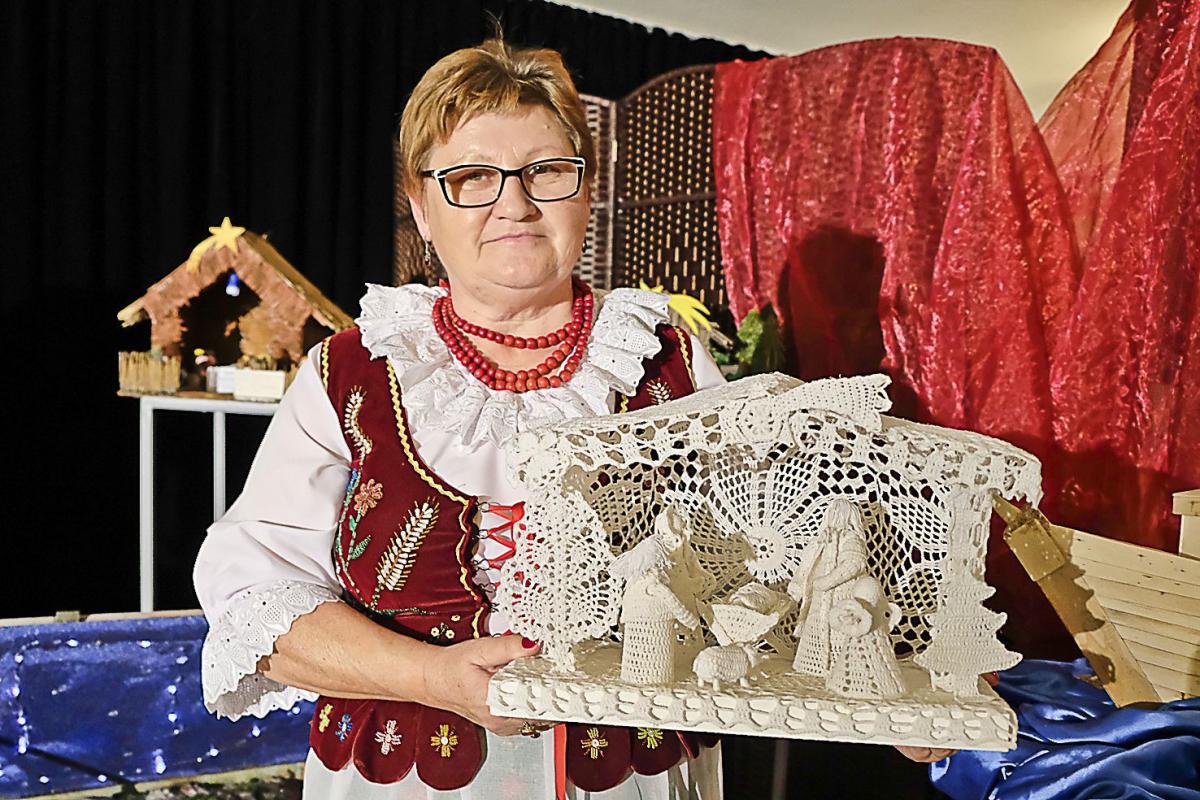 Anna Sopel z Drohobyczki z nagrodzoną szopką wykonaną w całości szydełkiem.<br/>fot.Jacek Szwic