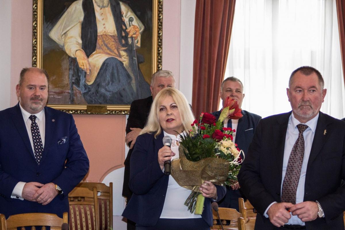 Nowa skarbnik przywitana została kwiatami.<br/>fot.Bartłomiej Pacek