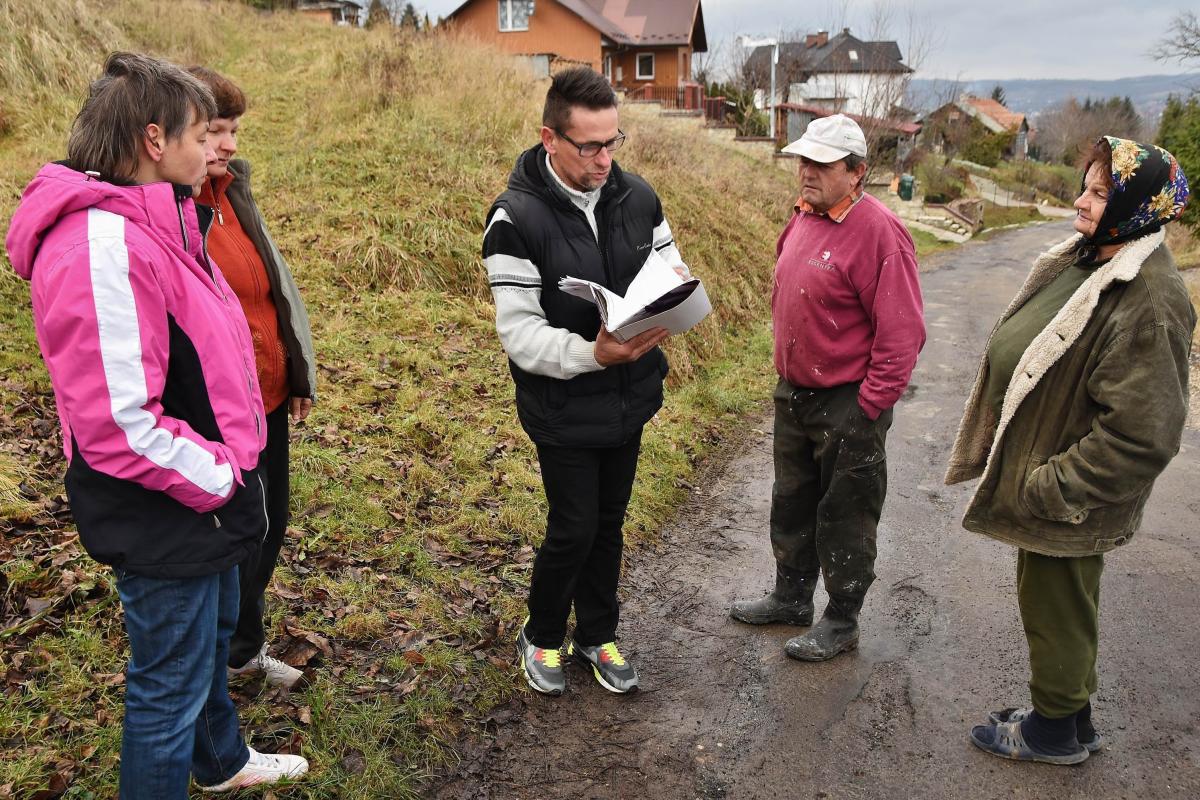 Mieszkańcy Kruhela od lat zabiegają o poprawę stanu drogi, oświetlenie i udrożnienie rowów.<br/>fot.Paweł Bugira