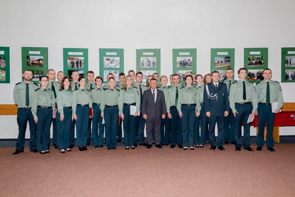 Nowo przyjęci funkcjonariusze Krajowej Administracji Skarbowej na Podkarpaciu.<br/>fot.www.podkarpackie.kas.gov.pl