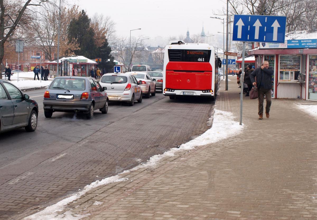 Kiedyś przy ulicy Jagiellońskiej był buspas, którego inne pojazdy niż autobusy MZK i innych przewoźników zajmować nie mogły. Obecnie to integralny fragment ulicy. Kierowcy powinni korzystać z tego ułatwienia, by nie tworzyć sztucznych kolejek.<br/>fot.Mariusz Godos