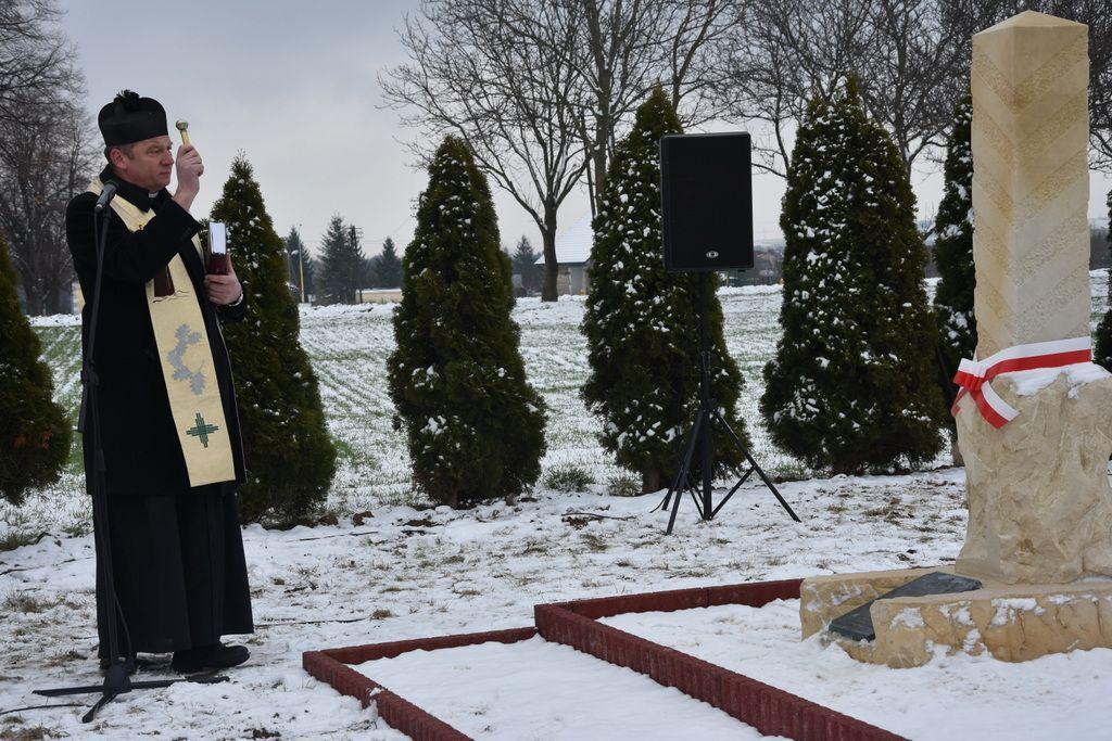 Poświęcenia obelisku niepodległościowego dokonał ks. prałat Tadeusza Gramatyka.<br/>fot.UG Przeworsk