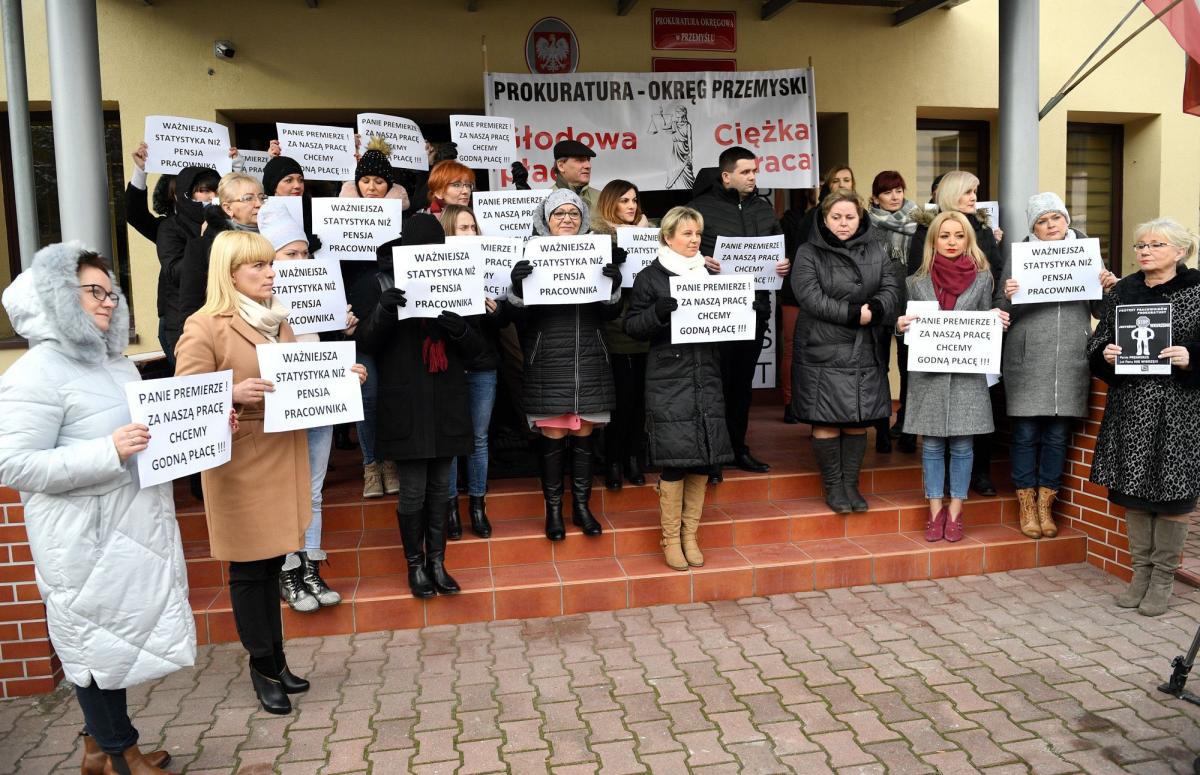 Pracownicy przemyskich prokurator: rejonowej i okręgowej pikietowali przed ich siedzibą przy ulicy Waygarta.<br/>fot.zbiory własne