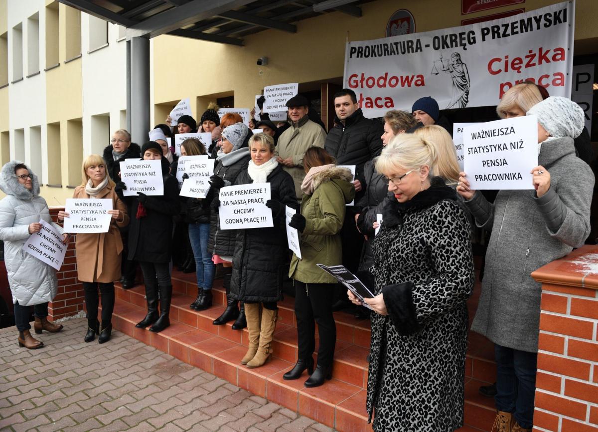 Czwartkowa pikieta przed Prokuraturą Rejonową i Okręgową w Przemyślu.<br/>fot.zbiory własne