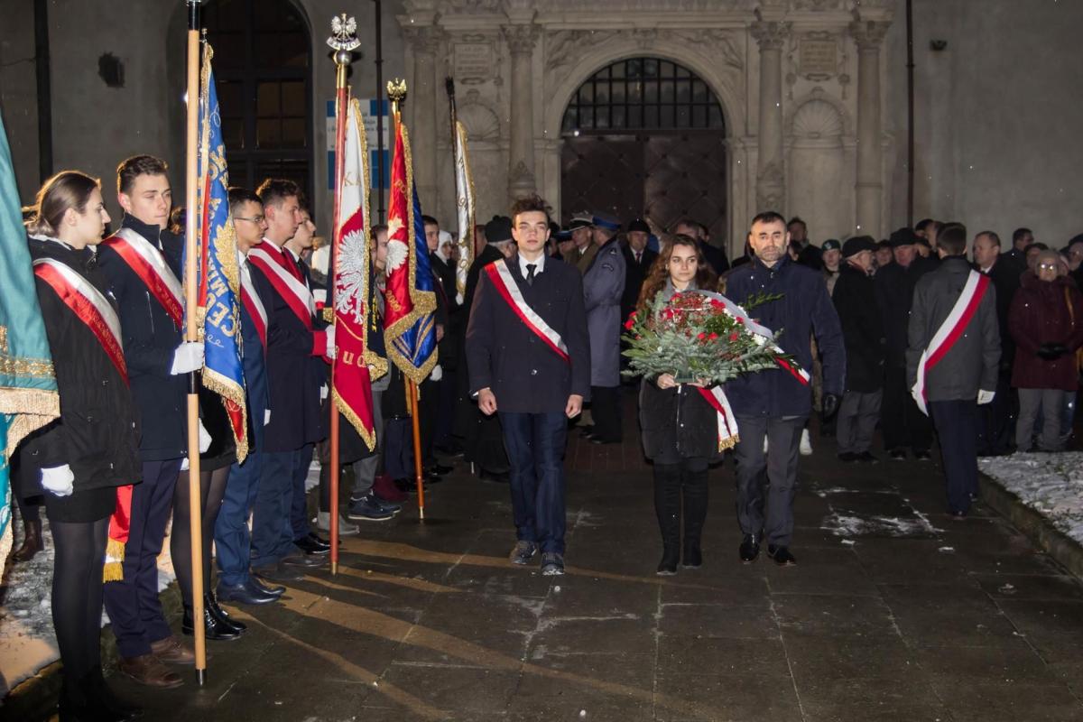 Pod pomnikiem bł. ks. Jerzego Popiełuszki złożono wieńce. <br/>fot.Bartłomiej Pacek