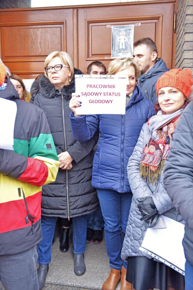 Cichy protest pracowników jarosławskiego sądu rejonowego odbył się w samo południe.<br/>fot.Ernest Kocan