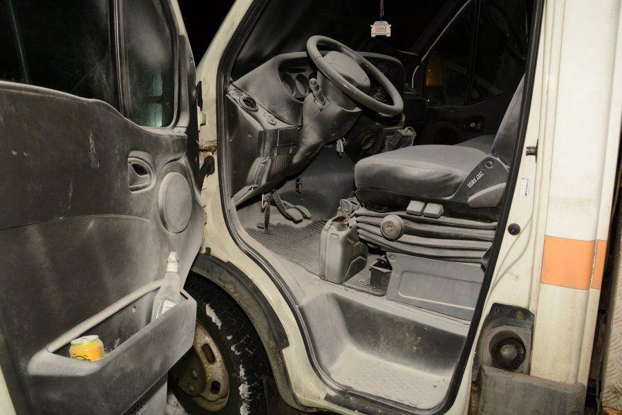 Interweniujący policjanci w otwartym i włączonym samochodzie marki iveco odkryli kanister z benzyną oraz włożony do niego płonący knot.<br/>fot.KPP Sanok