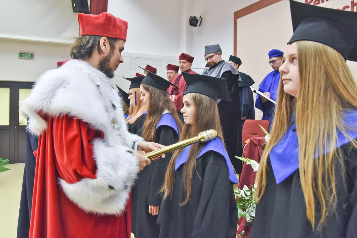 Podczas inauguracji roku akademickiego 2018 – 19 (10 października br.) rektor PWSW dr Paweł Trefler otrzymał symboliczny czek na kwotę 15 mln 393 tys. zł.<br/>fot.Paweł Bugira