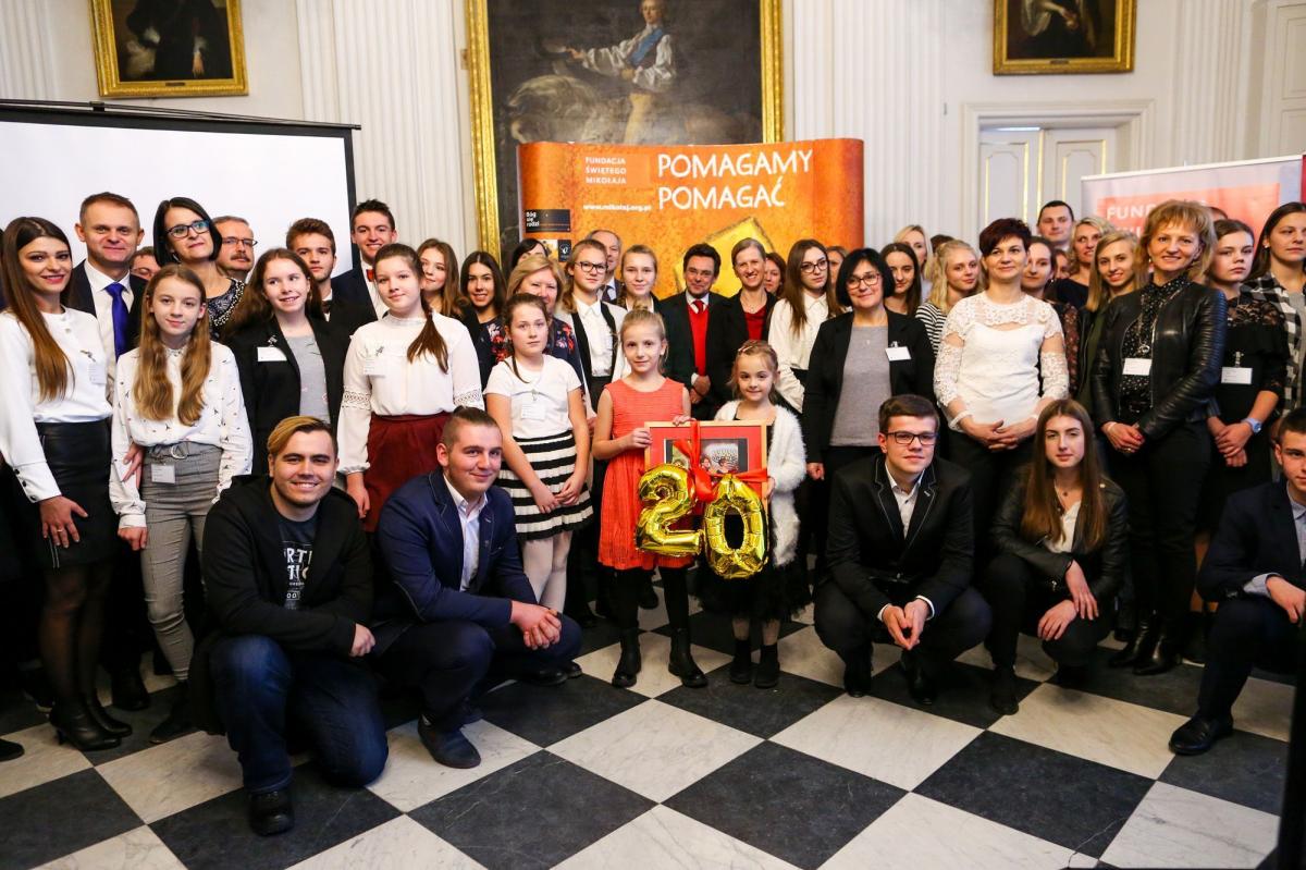 4 grudnia br., podczas uroczystej gali 7. edycji konkursu w Muzeum Pałacu w Wilanowie, przedstawiciele Zespołu Szkół im. gen. Józefa Kustronia w Lubaczowie odebrali tytuł „Solidarnej Szkoły”, tym razem za drugie miejsce w kategorii szkół ponadgimnazjalnych w miejscowościach poniżej 20 tys. mieszkańc