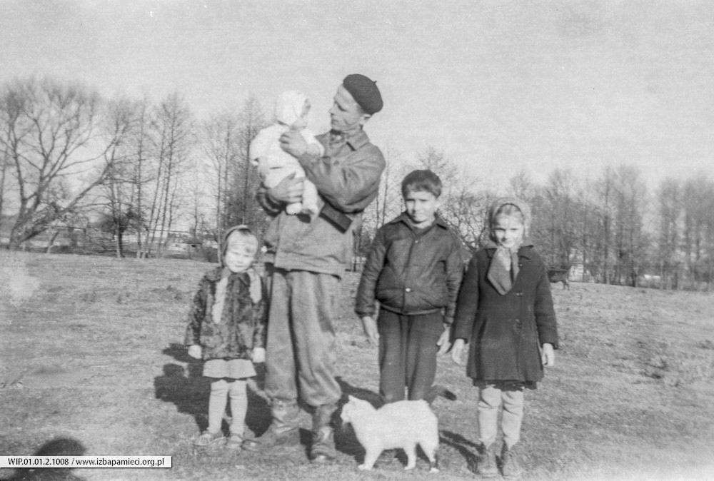 Franciszek Hubacz z dziećmi. <br/>fot.ze zbiorów muzeum  