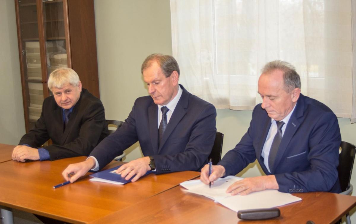 Podpisanie umowy z wykonawcą, podkarpackim przedsiębiorstwem Primbud. <br/>fot.Bartłomiej Pacek
