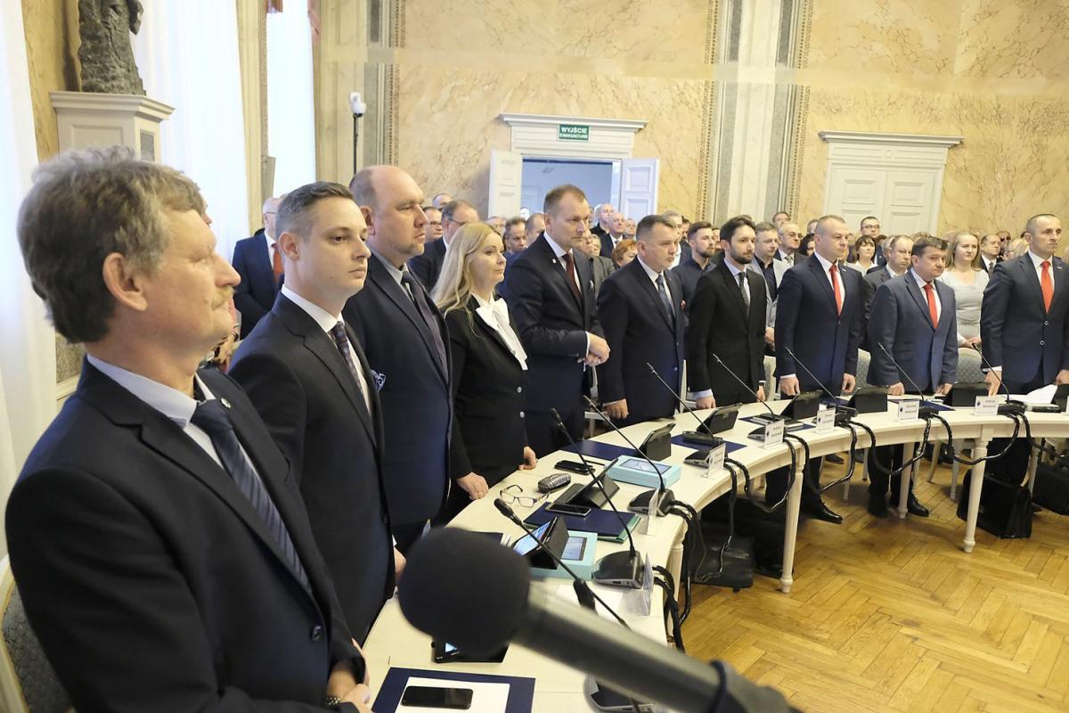 Przemyscy radni nowej kadencji najpierw złożyli ślubowanie, a na kolejnej sesji podnieśli opłaty za wywóz odpadów komunalnych.<br/>fot.Jacek Szwic