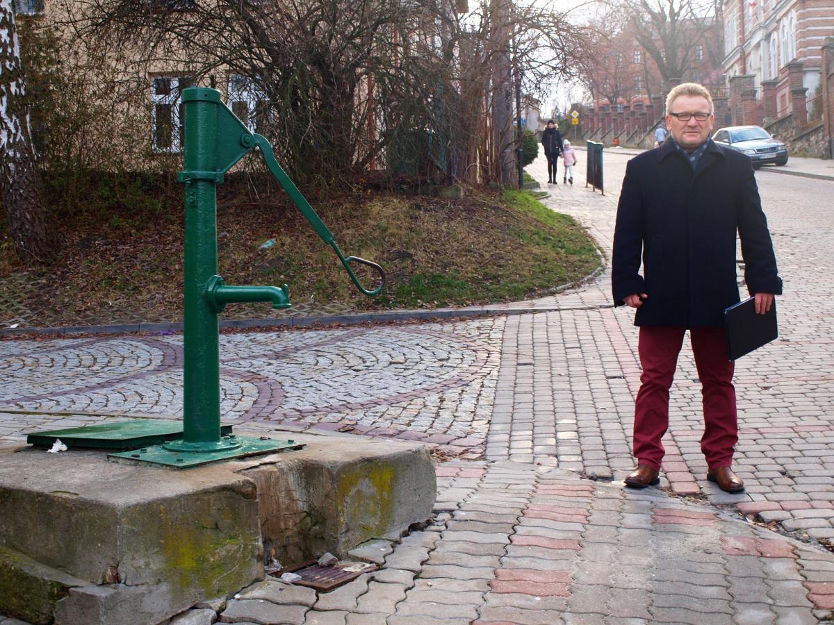 – W zimie będzie tutaj dochodzić do wypadków. Samochody będą się ślizgać, a żadne opony zimowe nie pomogą – zauważa przewodniczący Zarządu Osiedla nr 13 „Przemysława” Henryk Hawryś.<br/>fot.Mariusz Godos
