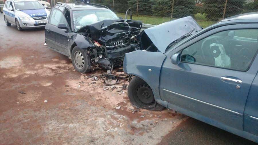 Wypadek dwóch samochodów osobowych wyglądał naprawdę groźnie...<br/>fot.KPP Przeworsk