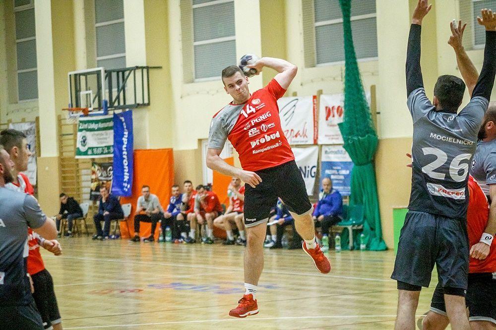 Mateusz Nowak (rzuca) zdobył w meczu z liderem trzy bramki.<br/>fot.Kamil Krukiewicz